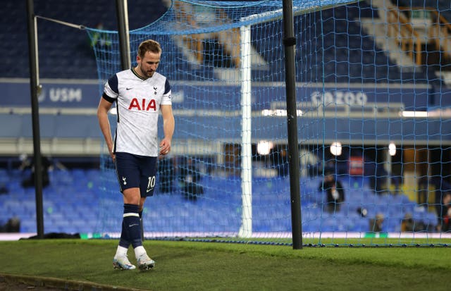 Harry Kane hobbles off