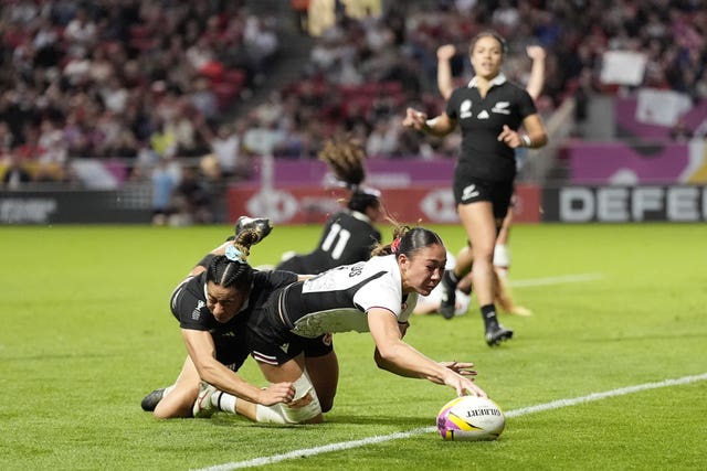 Florence Symonds scores a try for Canada