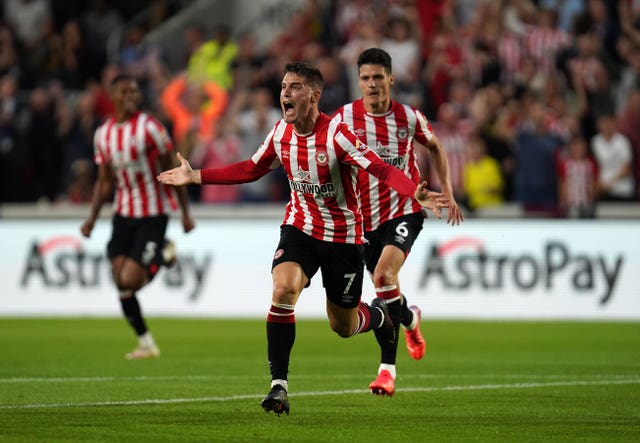 Sergi Canos (centre) celebrates