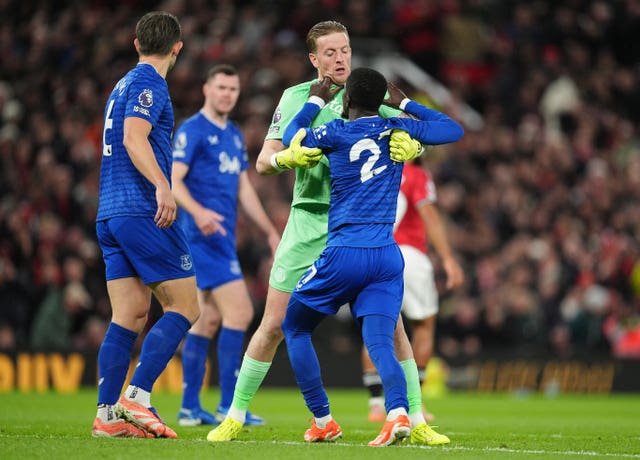 Idrissa Gana Gueye is held back by Jordan Pickford
