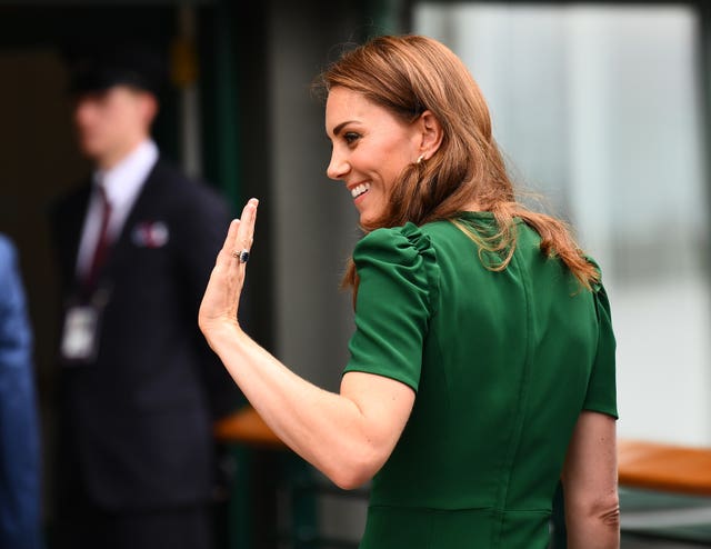 Kate greets fans at Wimbledon