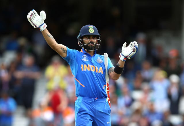 Kohli gestured for Smith and Warner to be applauded
