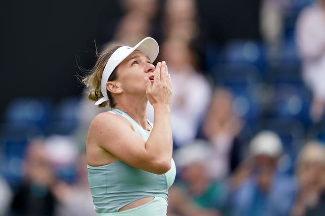 Simona Halep celebrates her victory over Lesia Tsurenko
