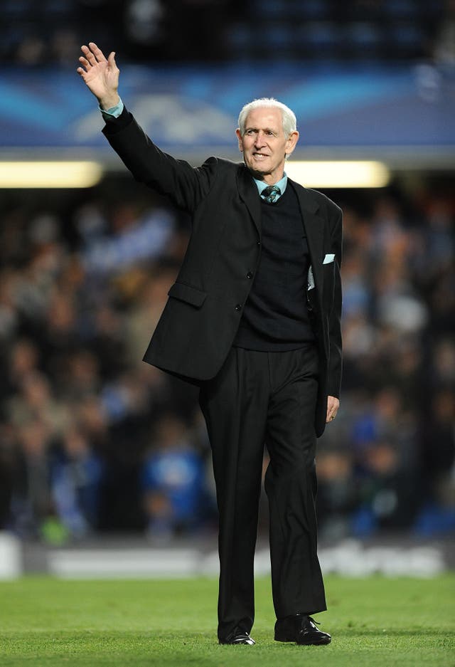 The former Blues goalkeeper acknowledges the crowd during a return to Stamford Bridge in 2014