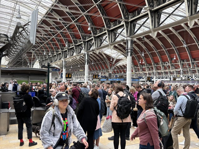 Paddington station queues