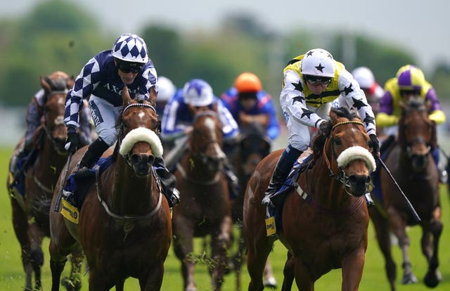 Dakota Gold (right) just holds off Makanah