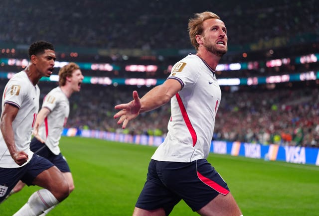 Kane celebrates goal against Mexico