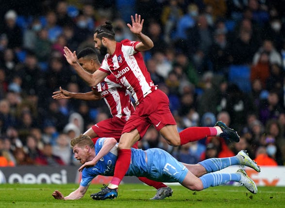 Kevin De Bruyne goes down