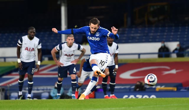 Gylfi Sigurdsson scores for Everton