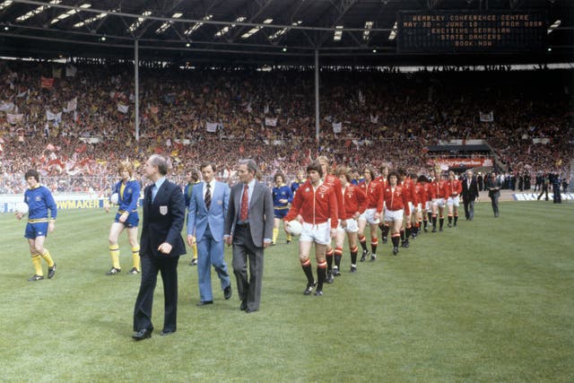Manchester United boss Dave Sexton (in suit on right) and Terry Neill lead their teams out at Wembley for a memorable 1979 FA Cup final, which the Gunners won 3-2. (PA Archive/PA Images)