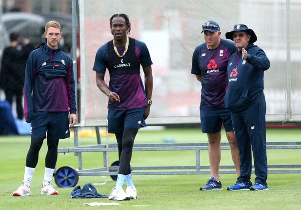 Jofra Archer, centre
