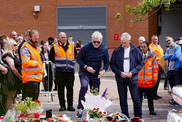 Everton manager David Moyes and assistant Alan Irvine lay a floral tribute at Anfield