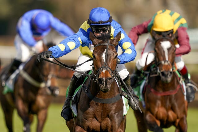 Langer Dan on the way to success in the Paddy Power Imperial Cup Handicap Hurdle