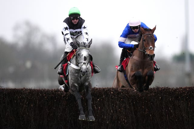 Hyland in action at Kempton