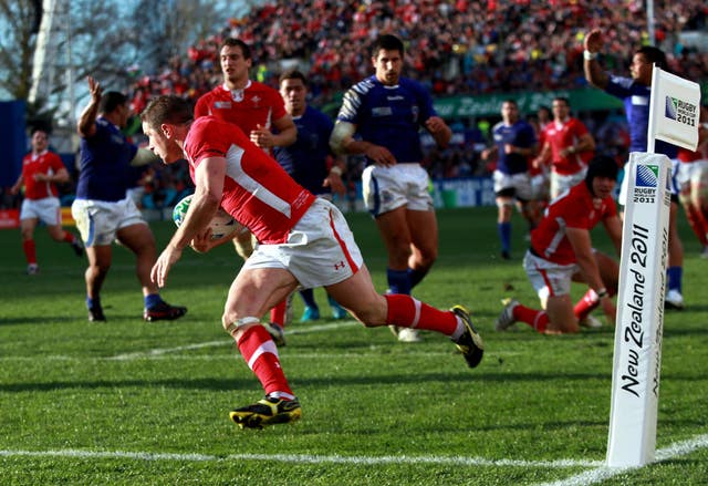 Shane Williams scores against Samoa at the 2011 World Cup