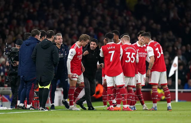 Arsenal boss Mikel Arteta speaks to his players