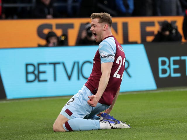 Burnley move within a point of opponents Everton with comeback win