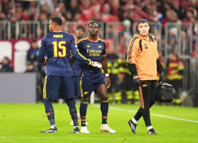 Bukayo Saka leaving the field with an injury