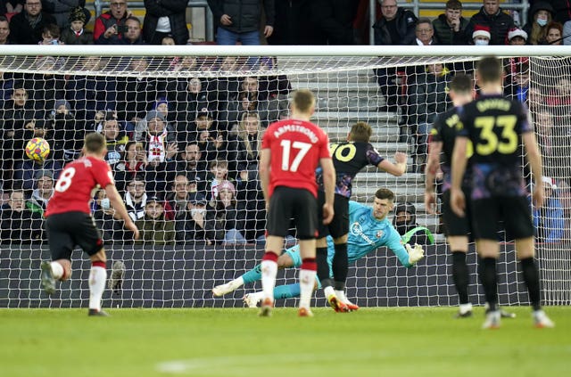 Harry Kane, centre, scores Tottenham''s equaliser