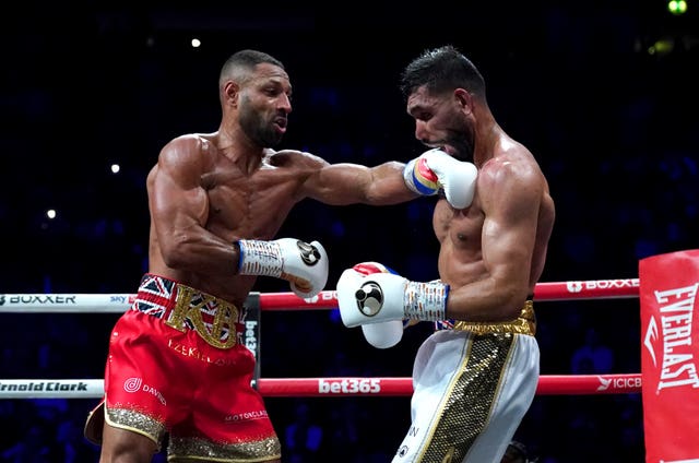 Kell Brook hits Amir Khan
