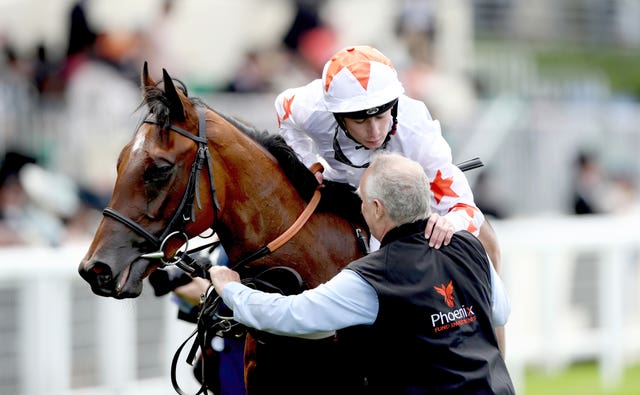 Oisin Murphy celebrates victory with Signora Cabello