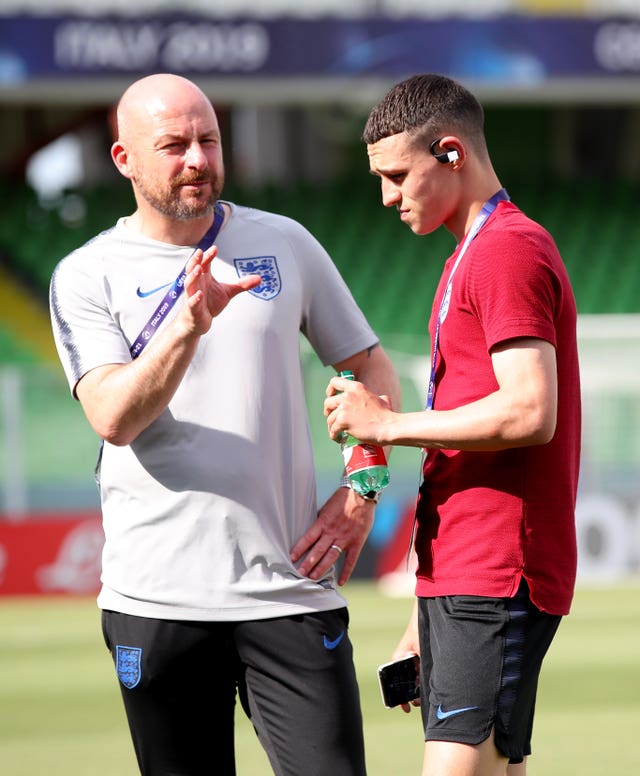Lee Carsley (left) speaks with Phil Foden
