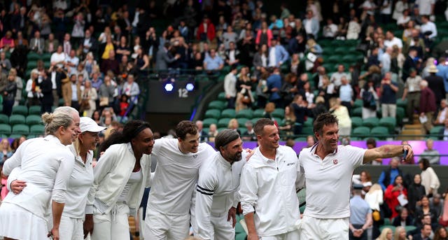 Kim Clijsters, John McEnroe, Martina Navratilova, Venus Williams, Jamie Murray, Goran Ivanisevic, Lleyton Hewitt and Pat Cash pose for a selfie