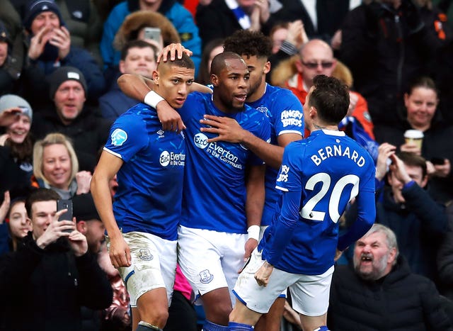 Richarlison's superb individual goal helped lift Everton to within five points of the Champions League places after a 3-1 win over struggling Crystal Palace