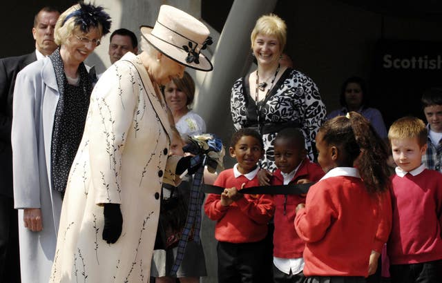 Queen visits Scottish parliament