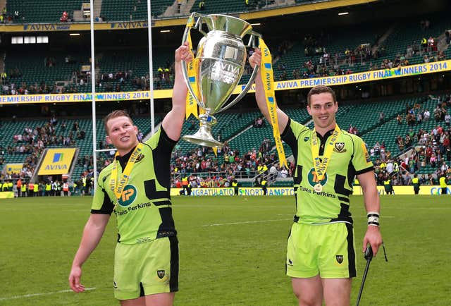 Hartley and George North with the trophy after victory in the Premiership Grand Final at Twickenham