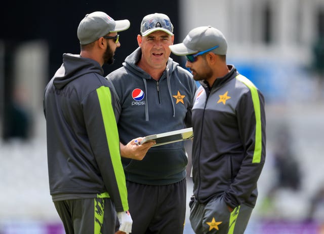 Mickey Arthur, centre