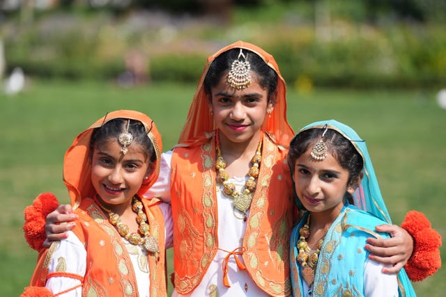 Children in traditional dress celebrate India Day
