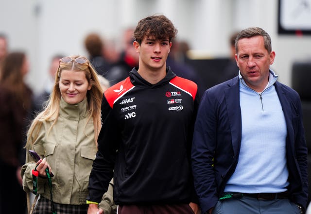 Ollie Bearman arriving with his family