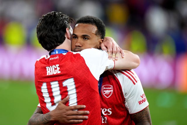 Declan Rice consoles teammate Gabriel after the Champions League final