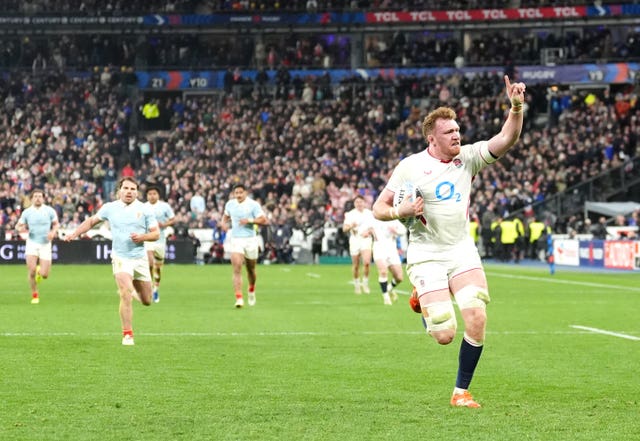 Ollie Chessum scores England's fifth try