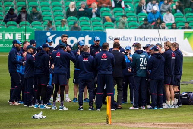 The England team huddle together as Dawid Malan, Ben Foakes and Jofra Archer are presented with their first England caps 
