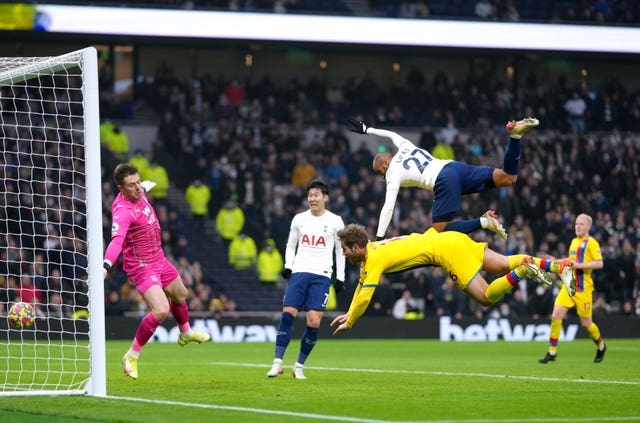 Lucas Moura scores