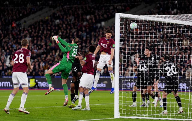 Konstantinos Mavropanos scores