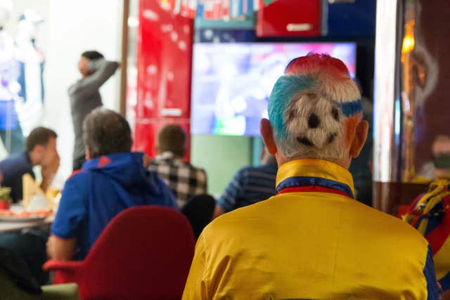 El Cole watches Belgium vs Japan
