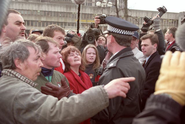 A large police contingent moves along an angry crowd which had gathered at South Sefton Magistrates Court where Venables and Thompson appeared in 1993 charged with the murder of James Bulger (John Giles/PA)