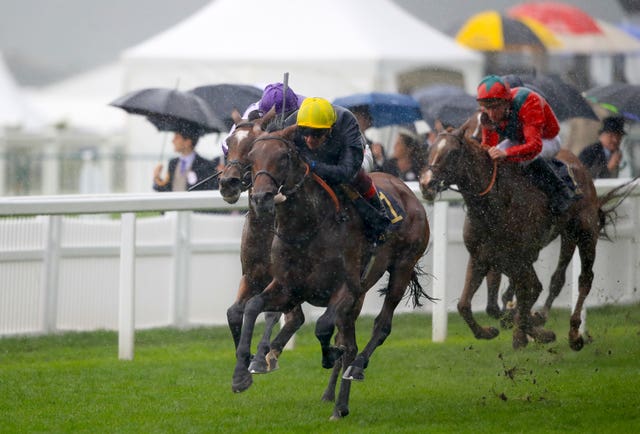 Crystal Ocean holds off Magical in the pouring rain