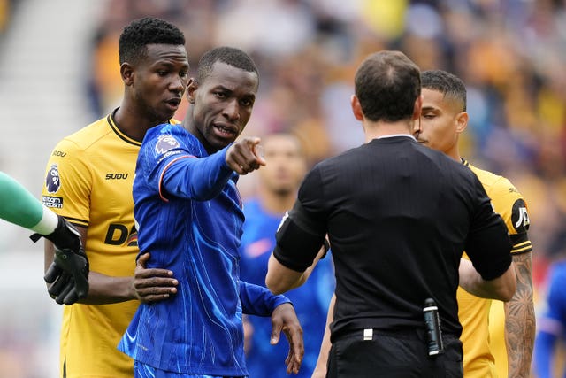 The referee talks to players after Nicolas Jackson''s goal