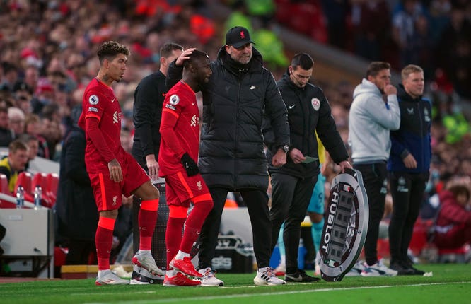 Liverpool manager Jurgen Klopp speaks to Roberto Firmino and Naby Keita