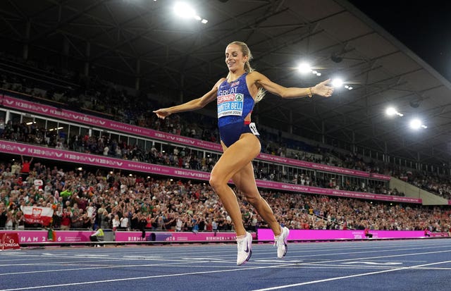 Georgia Hunter Bell crosses the line to win gold in the 1500m