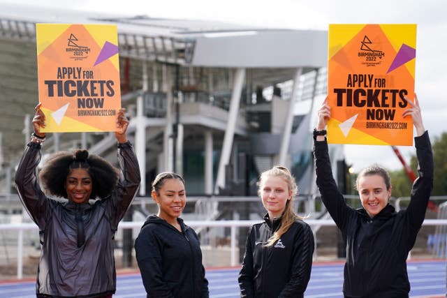 Kadeena Cox (L) and Laura Muir (R) alongside Birhcfield Harriers sports club members Sophia Deans and Amy Harland