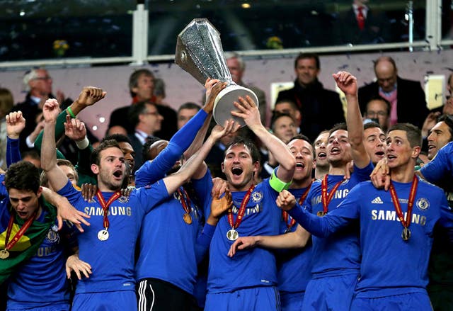 Chelsea's Frank Lampard (centre), Juan Mata (left), Fernando Torres (right) and their team-mates lift the UEFA Europa League trophy