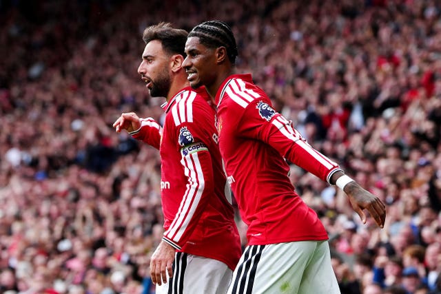 Marcus Rashford celebrates with Bruno Fernandes