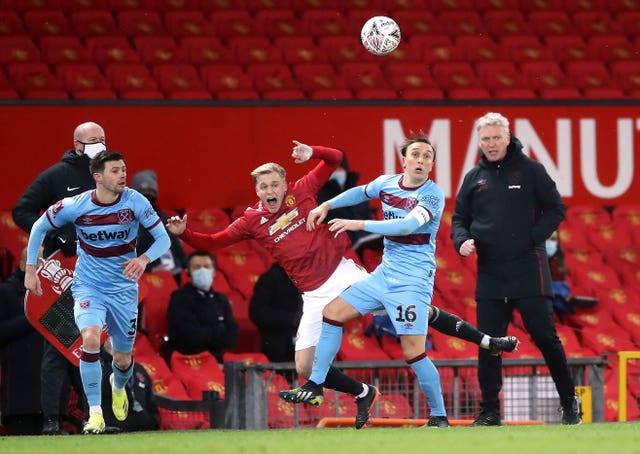 Donny Van De Beek clashes with Mark Noble