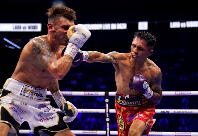 Mauricio Lara punches Leigh Wood