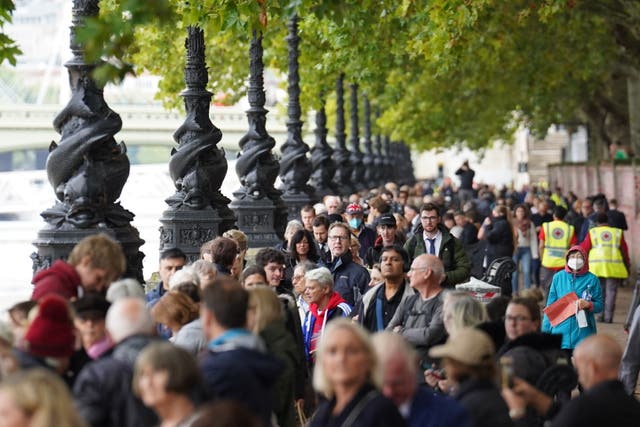 Queues to view Queen lying in state